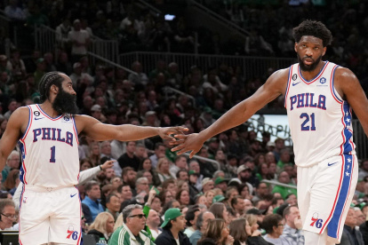 James Harden y Joel Embiid lideraron la victoria de los Sixers.