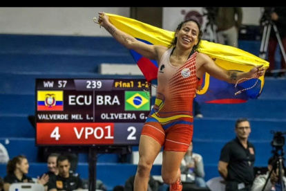 Luisa Valverde no solo que se colgó el oro en los 57 km,  sino que fue nombrada la mejor deportista del torneo y recibió el botín de oro.