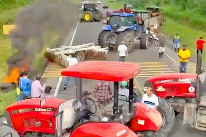 Agricultores cierran con maquinaria pesada la vía entre Buena Fe y Quevedo, en Los Ríos.