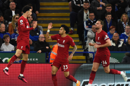 Leicester (United Kingdom), 15/05/2023.- Liverpool"s Curtis Jones celebrates with teammates after scoring the 0-1 goal during the English Premier League soccer match between Leicester City and Liverpool FC in Leicester, Britain, 15 May 2023. (Reino Unido) EFE/EPA/PETER POWELL EDITORIAL USE ONLY. No use with unauthorized audio, video, data, fixture lists, club/league logos or "live" services. Online in-match use limited to 120 images, no video emulation. No use in betting, games or single club/league/player publications.