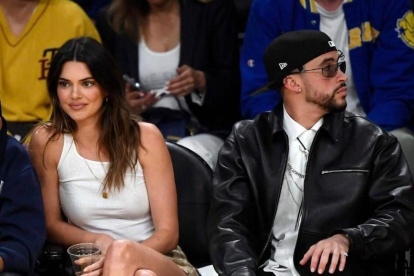 Kendall Jenner y Bad Bunny fueron captados juntos en un partido de baloncesto en Los Ángeles.