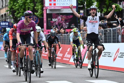 Tortona (Italy), 17/05/2023.- German rider Pascal Ackermann (R) of UAE Team Emirates celebrates after winning the 11th stage of the 2023 Giro d"Italia cycling race over 219 km from Camaiore to Tortona, Italy, 17 May 2023. (Ciclismo, Italia) EFE/EPA/LUCA ZENNARO