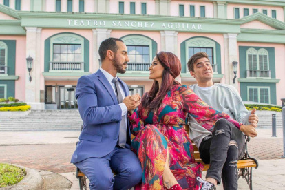 Los actores que participan de la primera obra que se presenta en la reapertura del teatro al aire libre del Sánchez Aguilar.
