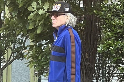 El actor británico, de 66 años, dista mucho del imponente actor que fue una verdadera estrella en la década del 90.