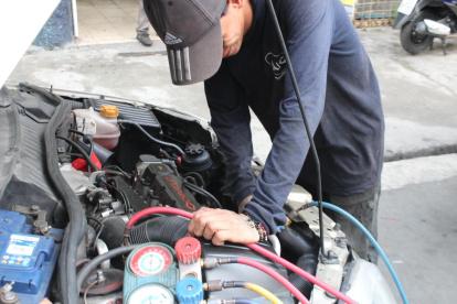 El aire acondicionado del vehículo debe ser chequeado una vez al año.
