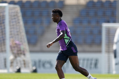 Vinicius Jr. recibe el apoyo de otros futbolistas.