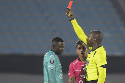 El arquero de Independiente del Valle Moisés Ramírez cuando recibió la amonestación de tarjeta roja hoy, durante el partido por la fase de grupos de la Copa Libertadores.
