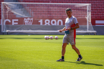 El entrenador del Sevilla, José Luis Mendilibar, durante el entrenamiento realizado este jueves donde afirmó sobre la final de la Liga Europa del próximo miércoles ante el Roma de José Mourinho, en Budapest, que a los dos equipos se les puede "dar como favoritos" y que ve el duelo "al 50 por ciento", aunque advirtió de que él, "por lo menos, no descuidaría al Sevilla", en el estadio Sánchez Pizjuán en la jornada de puertas abiertas para los medios de comunicación organizada con motivo de dicha final. EFE/Julio Muñoz