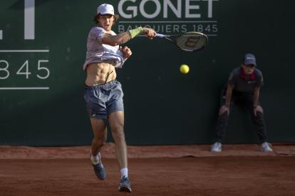 Geneva (Switzerland), 26/05/2023.- Nicolas Jarry of Chile in action against Alexander Zverev of Germany during their semifinal match at the ATP Geneva Open tennis tournament in Geneva, Switzerland, 26 May 2023. (Tenis, Alemania, Suiza, Ginebra) EFE/EPA/MARTIAL TREZZINI