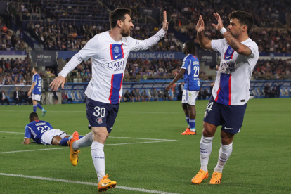 Lionel Messi (i) celebra con su compañero Juan Bernat el gol al minuto 58.