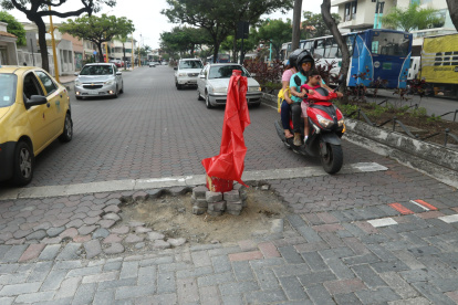 .Guayacanes. La reciente regeneración urbana no se ve en la calle que está llena de huecos, causando peligros.