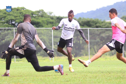 Miller Bolaños (c) se encuentra completamente recuperado de una molestia física.