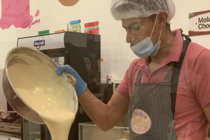 ACOMPAÑA CRÓNICA: ECUADOR CACAO QUI01. BAÑOS DE AGUA SANTA (ECUADOR) 30/05/2023.- Fotografía sin fecha, cedida por Fábrica Mágica de Chocolate, que muestra la elaboración de chocolates de la "Fábrica mágica de chocolate" en la ciudad de Baños de Agua Santa, ubicado en el centro del país. Enclavada en el corazón andino de Ecuador, rodeada de cascadas, luminosos miradores, custodiada por un volcán y acostumbrada a "vender felicidad" en forma de paseos y aventura, la ciudad de Baños de Agua Santa, endulza ahora su vocación turística y solidaria con una "fábrica mágica", que transforma en chocolate un  cacao cultivado con una técnica ancestral amigable con el ambiente.EFE/Fábrica Mágica de Chocolate/Rodolfo Sequera /SOLO USO EDITORIAL/SOLO DISPONIBLE PARA ILUSTRAR LA NOTICIA QUE ACOMPAÑA (CRÉDITO OBLIGATORIO)