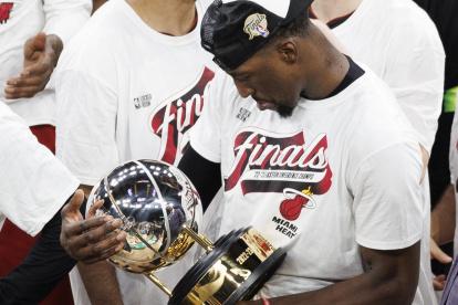 El pívot de los Miami Heat, Bam Adebayo observa el trofeo Bob Cousy tras la victoria del equipo ante los Boston Celtics tras el séptimo partido de la final de la Conferencia Este.