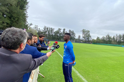 La prensa internacional sigue a Ecuador por el antecedente con Corea. En la foto, Gilmar Napa dando declaraciones.