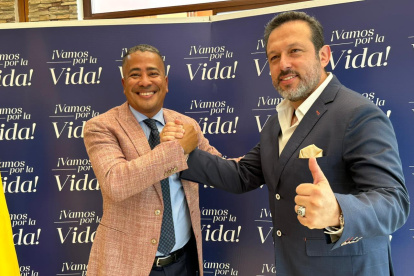 Armijos y Almeida (derecha) conforman el denominado "binomio de la paz y justicia social".