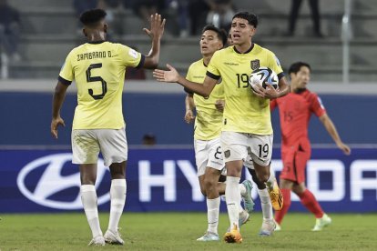 AMDEP3039. SANTIAGO DEL ESTERO (ARGENTINA), 01/06/2023.- Oscar Zambrano (i) y Kendry Paez (d) de Ecuador celebran el gol de Sebastian González (c) hoy, en un partido de los octavos de final de la Copa Mundial de Fútbol sub-20 entre Ecuador y Corea del Sur en el estadio Único de Ciudades en Santiago del Estero (Argentina). EFE/ Juan Ignacio Roncoroni