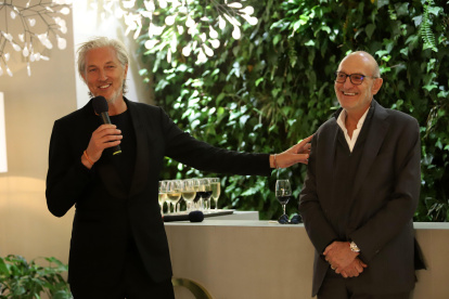 Marcel Wanders, director creativo de Wanders & YOO, y el anfitrión, Tommy Schwarzkopf.