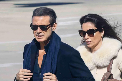 Luis Miguel junto a su novia, la española Paloma Cuevas.

*TV CONSULT PRICE*

PREMIUM EXCLUSIVE

Madrid, Abril 2, 2023

Luis Miguel y Paloma Cuevas ya pasaron juntos sus vacaciones de Semana Santa. . A la pareja se les sumaron las hijas de Paloma. Un paso más que demuestra lo bien que esta su relacion ya que son sus primeras vacaciones en familia. Para aprovechar el buen tiempo, Luis Miguel y Paloma Cuevas eligieron la Costa del Sol. Fueron a La Zagaleta, un exclusivo Country Club cerca de Marbella, donde el artista mexicano tiene una opulenta casa.