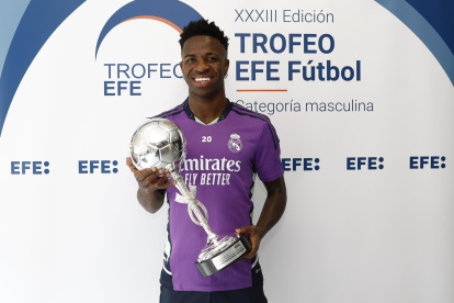 El futbolista del Real Madrid recibió el trofeo en la ciudad deportiva del club.