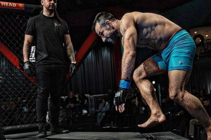 Carlos se desarrolla en la categoría de peso gallo (135 libras), una de las más competitivas en la actualidad dentro de la UFC.