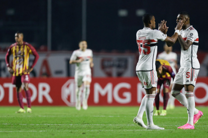 AME5271. SAO PAULO (BRASIL), 08/06/2023.- Jugadores de Sao Paulo celebran un gol hoy, en un partido de fase de grupos de la Copa Sudamericana entre Sao Paulo y Deportes Tolima, en el estadio Morumbi, en Sao Paulo (Brasil). EFE/ Isaac Fontana