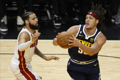 Aaron Gordon (d) fue la clave encestadora de Nuggets con 27 puntos.