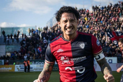 Gianluca Lapadula, italoperuano del Cagliari celebró el regreso.
