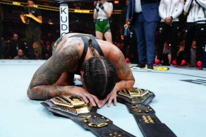 La brasilera se convirtió en la primera luchadora en ser campeona en dos divisiones simultáneamente, peso gallo y del peso pluma, se marcha tras brindar un nuevo triunfo a sus seguidores.