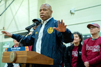 Fotografía de archivo en la que se registró al alcalde de la ciudad de Nueva York, Eric Adams (c) en Nueva York.