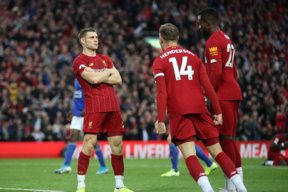Fútbol - Premier League - Liverpool v Leicester City - Anfield, Liverpool, Gran Bretaña - 5 de octubre de 2019 James Milner del Liverpool celebra su segundo gol con Jordan Henderson y Divock Origi Action Images a través de Reuters / Carl Recine SOLO PARA USO EDITORIAL. No se puede usar con audio, video, datos, listas de accesorios, logotipos de clubes / ligas o servicios "en vivo" no autorizados. Uso en línea del partido limitado a 75 imágenes, sin emulación de video. No se utiliza en apuestas, juegos o publicaciones de un solo club / liga / jugador. Póngase en contacto con su representante de cuenta para obtener más detalles. FÚTBOL-INGLATERRA-LIV-LEI / INFORME |




Soccer Football - Premier League - Liverpool v Leicester City - Anfield, Liverpool, Britain - October 5, 2019 Liverpool"s James Milner celebrates scoring their second goal with Jordan Henderson and Divock Origi Action Images via Reuters/Carl Recine EDITORIAL USE ONLY. No use with unauthorized audio, video, data, fixture lists, club/league logos or "live" services. Online in-match use limited to 75 images, no video emulation. No use in betting, games or single club/league/player publications. Please contact your account representative for further details. SOCCER-ENGLAND-LIV-LEI/REPORT