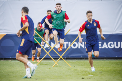 RÓTERDEM (PAÍSES BAJOS), 17/06/2023.- Jugadores de la selección española de fútbol durante el entrenamiento celebrado este sábado en la Academia del Feyenoord, en Róterdam, previo a la final de la Liga de Naciones que disputarán mañana ante Croacia. EFE/RFEF/Pablo García ***SOLO USO EDITORIAL, SOLO DISPONIBLE PARA ILUSTRAR LA NOTICIA QUE ACOMPAÑA (CRÉDITO OBLIGATORIO)***