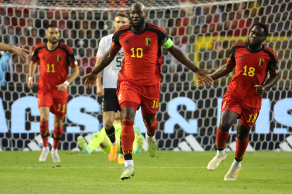 Brussels (Belgium), 17/06/2023.- Belgium"s Romelu Lukaku (C) celebrates scoring the 1-1 equalliser goal during the UEFA EURO 2024 qualifying match between Belgium and Austria, in Brussels, Belgium, 17 June 2023. (Bélgica, Bruselas, Roma) EFE/EPA/OLIVIER MATTHYS