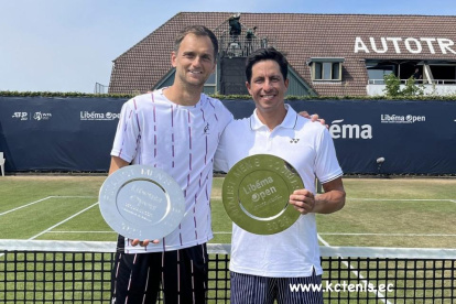 Escobar (d) en el Torneo ATP 250 de Hertogenbosch, Países Bajos, junto a su dupla el kazajo Aleksandr Nedovyesov.