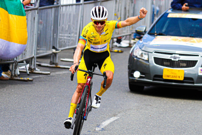 Miguel Ángel López y su festejo tras cruzar en solitario la meta de la cuarta etapa.