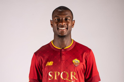 El club ya le tomó las fotos con la camiseta romana.