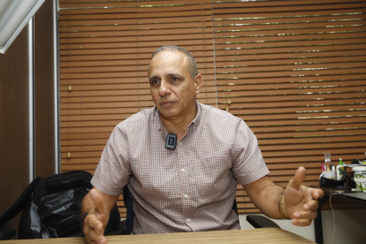 Pedro Ramos en el despacho de la Espol, donde se desempeña como catedrático.