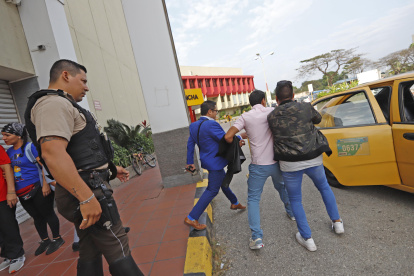 Mauricio Altamirano a la salida de la Unidad Judicial.