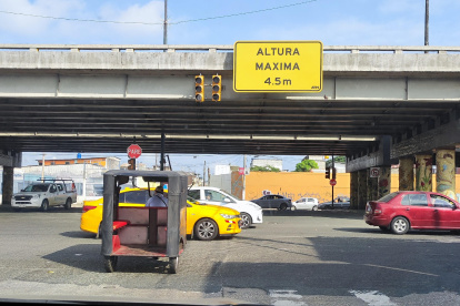 La situación en la avenidas Las Esclusas dificulta el paso seguro de quienes transitan por el sector.
