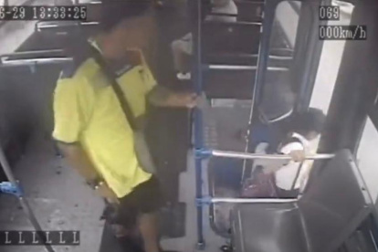 Captura de vídeo. Un sujeto se subió a un bus de la línea 79 y asaltó a los pasajeros.