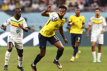 Doha (Qatar), 29/11/2022.- Michael Estrada (C) of Ecuador in action against Youssouf Sabaly (L) of Senegal during the FIFA World Cup 2022 group A soccer match between Ecuador and Senegal at Khalifa International Stadium in Doha, Qatar, 29 November 2022. (Mundial de Fútbol, Catar) EFE/EPA/Rungroj Yongrit
