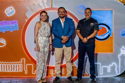 Restaurante.- Nathaly Guevara, gerente de marketin; Kleber Molina, director general; y,

Luis Narváez, Chef de Kobe Sushi & Rolls.