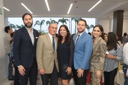 José Solines Aguayo, Ángela Zea de Solines junto a sus hijos José, Juan y Fiorella.