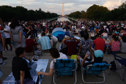 Usualmente se celebra con muchas actividades al aire libre como desfiles, partidos de béisbol y espectáculos de fuegos artificiales.