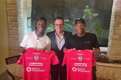 Moisés Caicedo (i) y Gonzalo Plata (d), junto a Michel Deller, presidente de Independiente del Valle, equipo donde ambos tuvieron sus inicios.