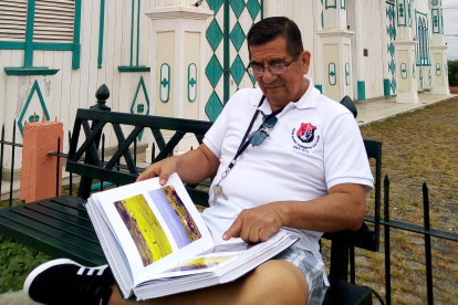 Investigación. Walter Vega heredó un archivo fotográfico de su padre.