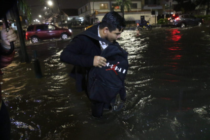 Veredas. La lluvia desbordó todo a su paso y en distintos barrios tapó las aceras.