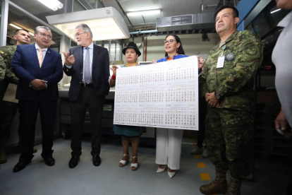 Este último viernes autoridades del CNE supervisaron el sistema de impresión de las papeletas.