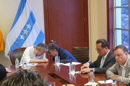 El presidente Lasso (i), Sebastián Corral y Juan Zapata guardan silencio respecto al intento de soborno.