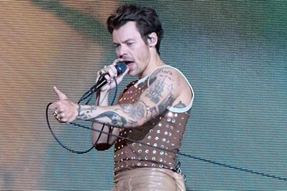 Harry Styles ha sido la nueva víctima de esta modalidad de lanzar teléfonos a los artistas cuando están sobre el escenario.